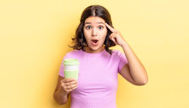 Genç İspanyol kadın şaşırmış görünüyor, yeni bir düşünce, fikir ya da konsept keşfediyor. kahve konseptini kaldır.