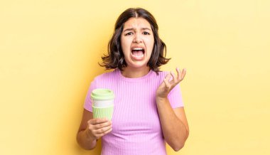 Genç İspanyol kadın umutsuz, hayal kırıklığına uğramış ve stresli görünüyor. kahve konseptini kaldır.