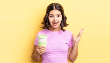 Genç İspanyol kadın kendini mutlu hissediyor, bir çözüm ya da fikir bulduğuna şaşırıyor. kahve konseptini kaldır.