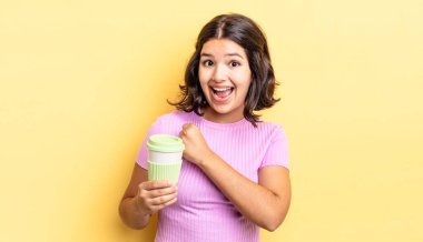 Genç İspanyol kadın kendini mutlu hissediyor ve bir meydan okumayla yüzleşiyor ya da kutluyor. kahve konseptini kaldır.