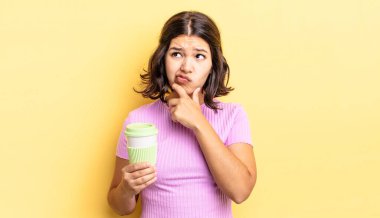 Genç İspanyol kadın düşünüyor, kuşkulu ve şaşkın hissediyor. kahve konseptini kaldır.