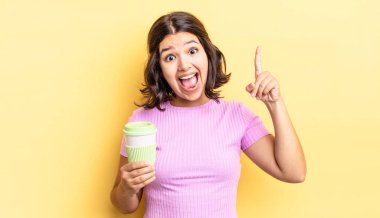Genç İspanyol kadın bir fikri fark ettikten sonra mutlu ve heyecanlı bir dahi gibi hissediyor. kahve konseptini kaldır.