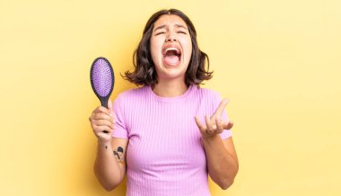 Genç İspanyol kadın umutsuz, hayal kırıklığına uğramış ve stresli görünüyor. saç fırçası konsepti