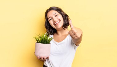 Genç İspanyol kadın gururlu, olumlu bir şekilde gülümsüyor. büyüme kavramı