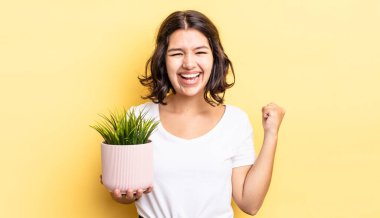 Genç İspanyol kadın şokta, gülüyor ve başarıyı kutluyor. büyüme kavramı