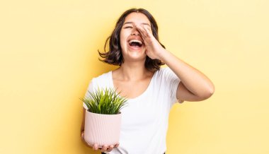 Genç İspanyol kadın kendini mutlu hissediyor, elleri ağzının kenarında bağırıyor. büyüme kavramı