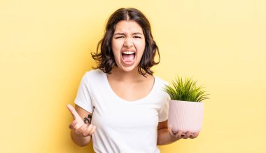 Genç İspanyol kadın kızgın, sinirli ve hayal kırıklığına uğramış görünüyor. büyüme kavramı