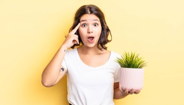 Genç İspanyol kadın şaşırmış görünüyor, yeni bir düşünce, fikir ya da konsept keşfediyor. büyüme kavramı