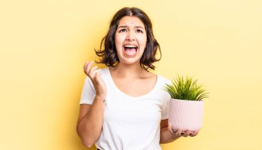 Genç İspanyol kadın umutsuz, hayal kırıklığına uğramış ve stresli görünüyor. büyüme kavramı