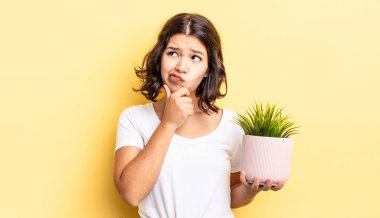 Genç İspanyol kadın düşünüyor, kuşkulu ve şaşkın hissediyor. büyüme kavramı