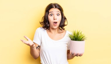 Genç İspanyol kadın şok olmuş ve şaşırmış hissediyor. büyüme kavramı