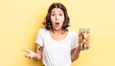 Genç İspanyol kadın inanılmaz bir sürprizle şaşkına dönmüş ve hayrete düşmüştü. kurabiye şişesi konsepti