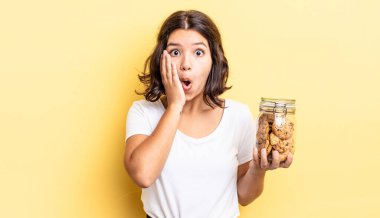 Genç İspanyol kadın şok olmuş ve korkmuş hissediyor. kurabiye şişesi konsepti