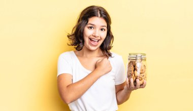 Genç İspanyol kadın kendini mutlu hissediyor ve bir meydan okumayla yüzleşiyor ya da kutluyor. kurabiye şişesi konsepti