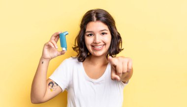 Genç İspanyol kadın kamerayı göstererek seni seçiyor. astım konsepti