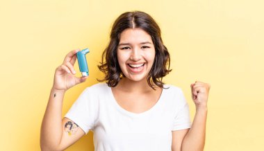 Genç İspanyol kadın şokta, gülüyor ve başarıyı kutluyor. astım konsepti