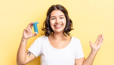 Genç İspanyol kadın kendini mutlu hissediyor ve inanılmaz bir şeye hayret ediyor. astım konsepti