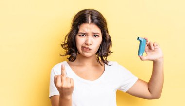 Genç İspanyol kadın kızgın, sinirli, asi ve agresif hissediyor. astım konsepti