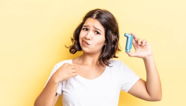 Genç İspanyol kadın kibirli, başarılı, pozitif ve gururlu görünüyor. astım konsepti