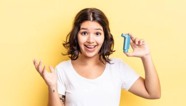 Genç İspanyol kadın kendini mutlu hissediyor, bir çözüm ya da fikir bulduğuna şaşırıyor. astım konsepti