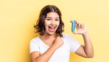 Genç İspanyol kadın kendini mutlu hissediyor ve bir meydan okumayla yüzleşiyor ya da kutluyor. astım konsepti