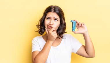 Genç İspanyol kadın düşünüyor, kuşkulu ve şaşkın hissediyor. astım konsepti