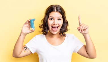 Genç İspanyol kadın bir fikri fark ettikten sonra mutlu ve heyecanlı bir dahi gibi hissediyor. astım konsepti