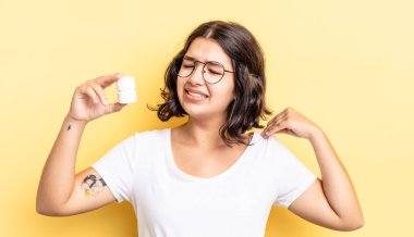 Genç İspanyol kadın stresli, endişeli, yorgun ve hayal kırıklığına uğramış hissediyor. hastalık hapları konsepti