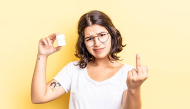 Genç İspanyol kadın kızgın, sinirli, asi ve agresif hissediyor. hastalık hapları konsepti