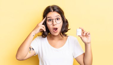 Genç İspanyol kadın şaşırmış görünüyor, yeni bir düşünce, fikir ya da konsept keşfediyor. hastalık hapları konsepti