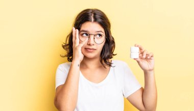 Genç İspanyol bir kadın bıkkın, hayal kırıklığına uğramış ve yorucu bir günün ardından uykulu hissediyor. hastalık hapları konsepti