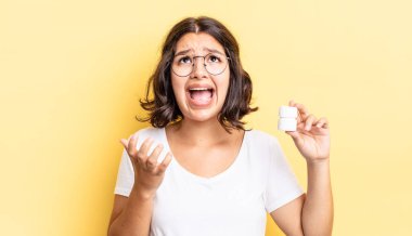 Genç İspanyol kadın umutsuz, hayal kırıklığına uğramış ve stresli görünüyor. hastalık hapları konsepti