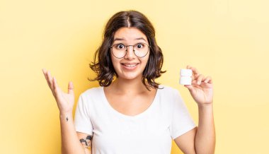 Genç İspanyol kadın kendini mutlu hissediyor, bir çözüm ya da fikir bulduğuna şaşırıyor. hastalık hapları konsepti