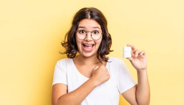 Genç İspanyol kadın kendini mutlu hissediyor ve bir meydan okumayla yüzleşiyor ya da kutluyor. hastalık hapları konsepti