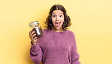 Genç İspanyol kadın çok şaşırmış ya da şok olmuş görünüyor. kahve çekirdeği konsepti