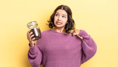 Genç İspanyol kadın stresli, endişeli, yorgun ve hayal kırıklığına uğramış hissediyor. kahve çekirdeği konsepti