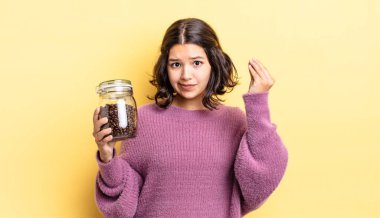 Genç İspanyol kadın kapiş ya da para hareketi yapıyor, sana ödemeni söylüyor. kahve çekirdeği konsepti