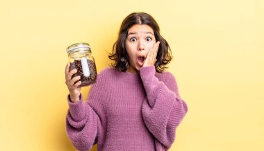 Genç İspanyol kadın şok olmuş ve korkmuş hissediyor. kahve çekirdeği konsepti