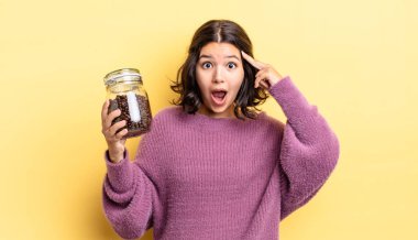 Genç İspanyol kadın şaşırmış görünüyor, yeni bir düşünce, fikir ya da konsept keşfediyor. kahve çekirdeği konsepti