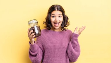 Genç İspanyol kadın kendini mutlu hissediyor, bir çözüm ya da fikir bulduğuna şaşırıyor. kahve çekirdeği konsepti