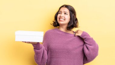 Genç İspanyol kadın stresli, endişeli, yorgun ve hayal kırıklığına uğramış hissediyor. boş kutu kavramı