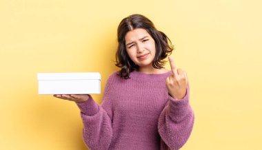 Genç İspanyol kadın kızgın, sinirli, asi ve agresif hissediyor. boş kutu kavramı