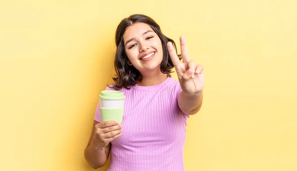 Ung Latinamerikansk Kvinna Ler Och Ser Glad Gestikulerande Seger Eller — Stockfoto