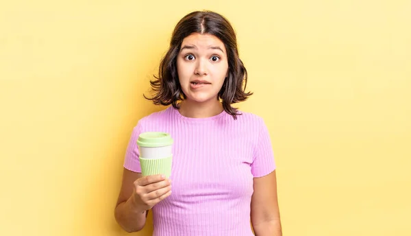 Jovem Hispânica Olhando Confuso Confuso Tirar Conceito Café — Fotografia de Stock