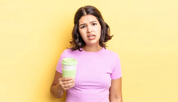 Genç Spanyol Kadın Şaşkın Şaşkın Hissediyor Kahve Konseptini Kaldır — Stok fotoğraf