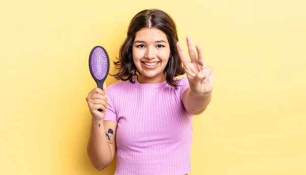 Jonge Spaanse Vrouw Glimlachend Vriendelijk Toont Nummer Drie Haarborstel Concept — Stockfoto