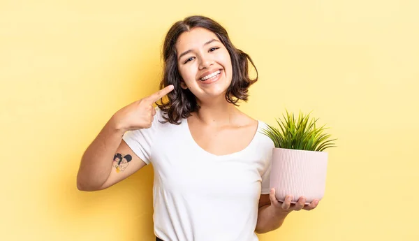 Jovem Hispânico Mulher Sorrindo Confiantemente Apontando Para Próprio Sorriso Largo — Fotografia de Stock