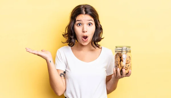 Giovane Donna Ispanica Guardando Sorpreso Scioccato Con Mascella Caduto Possesso — Foto Stock