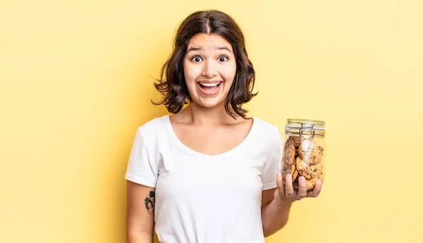 Jonge Spaanse Vrouw Die Gelukkig Aangenaam Verrast Uitziet Koekjestroop Concept — Stockfoto