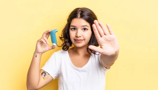 Jonge Latijns Amerikaanse Vrouw Die Serieus Uitziet Een Open Handpalm — Stockfoto